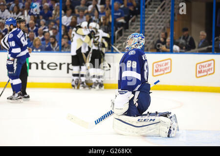 Tampa, Florida, USA. 24. Mai 2016. DIRK SHADD | Times.Tampa Bay Lightning Goalie Andrei Vasilevskiy (88) langsam aufstehen, da die Pittsburgh Penguins dem Ziel vom Center Sidney Crosby (87) in der letzten Minute der zweiten Periode des Spiels sechs von der Eastern Conference Finals zwischen den Tampa Bay Lightning und die Pittsburgh Penguins in Amalie Arena in Tampa, Florida am Dienstag, 24. Mai 2016 feiern. © Dirk Shadd/Tampa Bay Times / ZUMA Draht/Alamy Live News Stockfoto