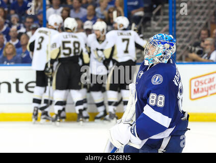 Tampa, Florida, USA. 24. Mai 2016. DIRK SHADD | Times.Tampa Bay Lightning Goalie Andrei Vasilevskiy (88) langsam aufstehen, da die Pittsburgh Penguins dem Ziel vom Center Sidney Crosby (87) in der letzten Minute der zweiten Periode des Spiels sechs von der Eastern Conference Finals zwischen den Tampa Bay Lightning und die Pittsburgh Penguins in Amalie Arena in Tampa, Florida am Dienstag, 24. Mai 2016 feiern. © Dirk Shadd/Tampa Bay Times / ZUMA Draht/Alamy Live News Stockfoto