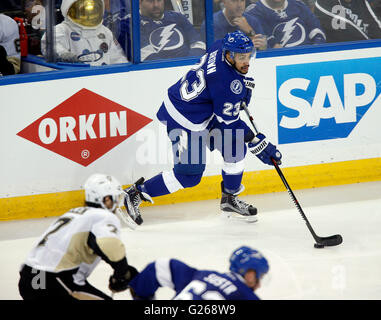 Tampa, Florida, USA. 24. Mai 2016. LOREN ELLIOTT | Times.Tampa Bay Lightning rechter Flügel j.t. Brown (23) steuert den Puck in der dritten Periode gegen die Pittsburgh Penguins in Spiel 6 von der Eastern Conference Finale Dienstag, 24. Mai 2016 in Tampa. © Loren Elliott/Tampa Bay Times / ZUMA Draht/Alamy Live News Stockfoto