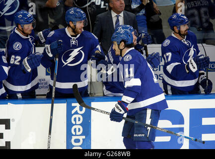 Tampa, Florida, USA. 24. Mai 2016. LOREN ELLIOTT | Times.Tampa Bay Lightning Center Brian Boyle (11) ist von Teamkollegen gratulierte, nach seinem Tor in der dritten Periode gegen die Pittsburgh Penguins in Spiel 6 von der Eastern Conference Finale Dienstag, 24. Mai 2016 in Tampa. © Loren Elliott/Tampa Bay Times / ZUMA Draht/Alamy Live News Stockfoto