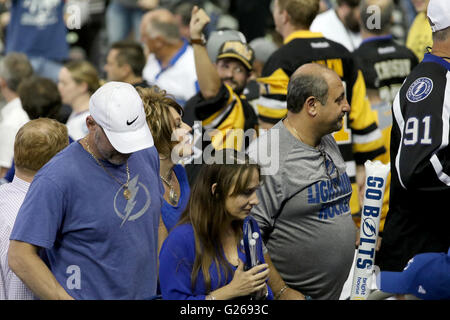 Tampa, Florida, USA. 24. Mai 2016. DOUGLAS R. CLIFFORD | Times.Lightning Fans verlassen Amalie Arena am Ende der dritten Periode des Dienstages (24.05.16) Spiel zwischen den Tampa Bay Lightning und die Pittsburgh Penguins für Spiel sechs von der Eastern Conference Finals in der Amalie Arena in Tampa. © Douglas R. Clifford/Tampa Bucht Mal / ZUMA Draht/Alamy Live News Stockfoto