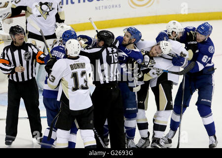 Tampa, Florida, USA. 24. Mai 2016. DOUGLAS R. CLIFFORD | Times.Players Ringen in der Pinguine-Zone am Ende des Dienstages (24.05.16) Spiel zwischen den Tampa Bay Lightning und die Pittsburgh Penguins für Spiel sechs von der Eastern Conference Finals in der Amalie Arena in Tampa. © Douglas R. Clifford/Tampa Bucht Mal / ZUMA Draht/Alamy Live News Stockfoto