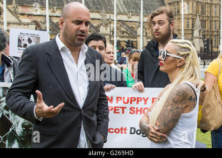 Westminster, London, Mai 24. 2016. Tierrechte Demonstranten aus 'Boykottieren Dogs4Us' Protest vor dem Parlament gegen Welpen Landwirtschaft und dritter Welpe Verkauf als Environment, Food and Rural Affairs Sub-Committee untersuchen den Verkauf von Hunden im Rahmen ihrer Untersuchung des Tierschutzes. Im Bild: TV Tierarzt Marc Abraham und Jodie Marsh Credit: Paul Davey/Alamy Live-Nachrichten Stockfoto