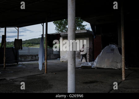 in der Nähe von Idomeni, Griechenland. 24. Mai 2016.   Kleidung Links zum Trocknen in einem temporären Flüchtlingslager in der Nähe von Idomeni Dorf in Griechenland, 24. Mai 2016. Bildnachweis: Dpa picture Alliance/Alamy Live News Stockfoto