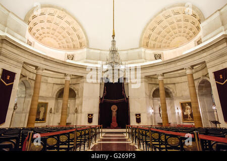 (160525)--EW-DELHI, 25. Mai 2016 (Xinhua)--Foto aufgenommen am 22. Mai 2016 zeigt die Durbar Hall, in dem die Vereidigung der neuen Regierung wurde unter der Leitung von Jawaharlal Nehru in 1947 im Rashtrapati Bhavan in Neu-Delhi, Indien statt. Rashtrapati Bhavan oder Presidential Residence of India, sucht auf dem Raisina Hügel in der Hauptstadt. Entworfen vom britischen Architekten Sir Edwin Lutyens als die Heimat der Vizekönige von Indien im Jahre 1921 und 1929 abgeschlossen, befindet sich im Gebäude über 2,4 km Gängen, 340 Zimmer und 227 Spalten. Im Jahr 1950 wurde es als Rashtrapati Bhavan umbenannt wenn Ra Stockfoto