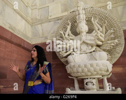 (160525)--EW-DELHI, 25. Mai 2016 (Xinhua)--A Guide führt die Baugeschichte der Rashtrapati Bhavan in Neu-Delhi, Indien, 22. Mai 2016. Rashtrapati Bhavan oder Presidential Residence of India, sucht auf dem Raisina Hügel in der Hauptstadt. Entworfen vom britischen Architekten Sir Edwin Lutyens als die Heimat der Vizekönige von Indien im Jahre 1921 und 1929 abgeschlossen, befindet sich im Gebäude über 2,4 km Gängen, 340 Zimmer und 227 Spalten. Im Jahr 1950 wurde es als Rashtrapati Bhavan umbenannt, wenn Rajendra Prasad der erste Präsident von Indien wurde und das Gebäude als Präsidentschafts-Haus besetzten. (X Stockfoto