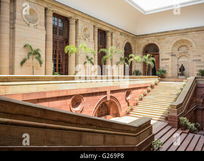 (160525)--EW-DELHI, 25. Mai 2016 (Xinhua)--Foto am 22. Mai 2016 zeigt den zentralen Innenhof des Rashtrapati Bhavan in Neu-Delhi, Indien. Rashtrapati Bhavan oder Presidential Residence of India, sucht auf dem Raisina Hügel in der Hauptstadt. Entworfen vom britischen Architekten Sir Edwin Lutyens als die Heimat der Vizekönige von Indien im Jahre 1921 und 1929 abgeschlossen, befindet sich im Gebäude über 2,4 km Gängen, 340 Zimmer und 227 Spalten. Im Jahr 1950 wurde es als Rashtrapati Bhavan umbenannt, wenn Rajendra Prasad der erste Präsident von Indien wurde und das Gebäude als Präsidenten Hou besetzten Stockfoto