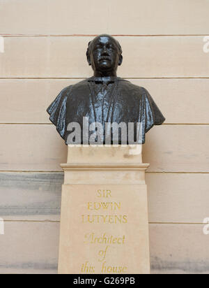 (160525)--EW-DELHI, 25. Mai 2016 (Xinhua)--Foto am 22. Mai 2016 zeigt die Statue von Sir Edwin Lutyens, Designer des Rashtrapati Bhavan, bei den Rashtrapati Bhavan in Neu-Delhi, Indien. Rashtrapati Bhavan oder Presidential Residence of India, sucht auf dem Raisina Hügel in der Hauptstadt. Entworfen vom britischen Architekten Sir Edwin Lutyens als die Heimat der Vizekönige von Indien im Jahre 1921 und 1929 abgeschlossen, befindet sich im Gebäude über 2,4 km Gängen, 340 Zimmer und 227 Spalten. Im Jahr 1950 wurde es als Rashtrapati Bhavan umbenannt, wenn Rajendra Prasad der erste Präsident von Indien wurde Stockfoto