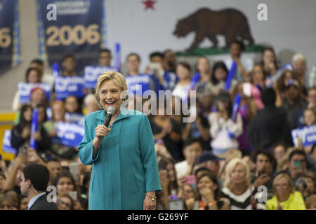 Riverside, Kalifornien, USA. 24. Mai 2016. 2016 demokratischen Präsidentschaftskandidaten HILLARY RODHAM CLINTON befasst sich eine Schar von Anhängern an der Universität von Riverside in Kalifornien. Gruppen von Studenten protestierten im Außenbereich die Veranstaltung. Bildnachweis: Mariel Calloway/ZUMA Draht/Alamy Live-Nachrichten Stockfoto