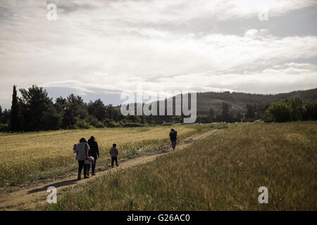 in der Nähe von Idomeni, Griechenland. 24. Mai 2016.  Flüchtlinge und Migranten verlassen Idomeni Camps in Griechenland, 25. Mai 2016. Bildnachweis: Dpa picture Alliance/Alamy Live News Stockfoto