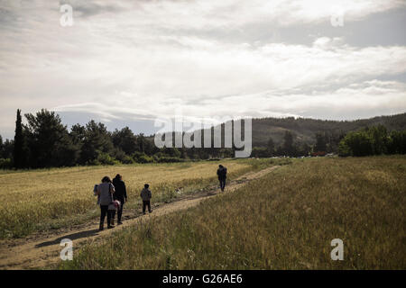 in der Nähe von Idomeni, Griechenland. 24. Mai 2016. Flüchtlinge und Migranten verlassen Idomeni Camps in Griechenland, 25. Mai 2016. Bildnachweis: Dpa picture Alliance/Alamy Live News Stockfoto