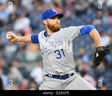 die Bronx, NY, USA. 12. Mai 2016. Ian Kennedy (Royals), 12. Mai 2016 - MLB: Ian Kennedy von den Kansas City Royals in der Major League Baseball Spiel im Yankee Stadium in der Bronx, NY, USA. © Hiroaki Yamaguchi/AFLO/Alamy Live-Nachrichten Stockfoto