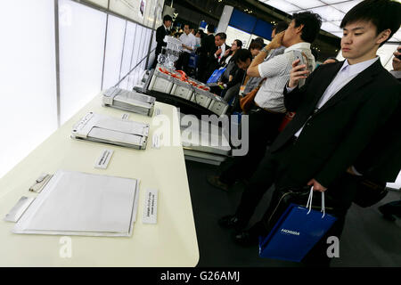 Yokohama, Japan. 25. Mai 2016. Ein Mann nimmt ein Bild von einem Nissan-Lithium-Ionen-Akku im '' Automotive Engineering Exposition 2016 Yokohama'' am 25. Mai 2016, in Yokohama, Japan. Die jährliche Veranstaltung präsentiert die neueste Fahrzeugtechnologien von 550 Ausstellern über 1.150 Stände im Pacifico Yokohama angezeigt. 80.000 Besucher erwartet im Laufe der dreitägigen Ausstellung, die bis Freitag 27. läuft. Bildnachweis: Rodrigo Reyes Marin/AFLO/Alamy Live-Nachrichten Stockfoto