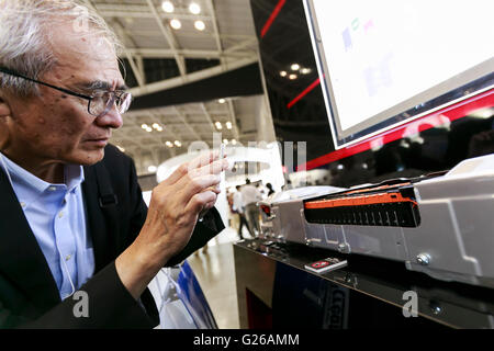 Yokohama, Japan. 25. Mai 2016. Ein Mann nimmt ein Bild von einem Toyota-Lithium-Ionen-Akku im '' Automotive Engineering Exposition 2016 Yokohama'' am 25. Mai 2016, in Yokohama, Japan. Die jährliche Veranstaltung präsentiert die neueste Fahrzeugtechnologien von 550 Ausstellern über 1.150 Stände im Pacifico Yokohama angezeigt. 80.000 Besucher erwartet im Laufe der dreitägigen Ausstellung, die bis Freitag 27. läuft. Bildnachweis: Rodrigo Reyes Marin/AFLO/Alamy Live-Nachrichten Stockfoto