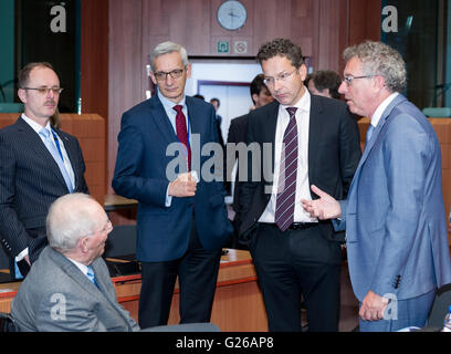 Brüssel, Belgien. 24. Mai 2016. Von links: Bundesfinanzminister Wolfgang Schaeuble mit der niederländische Minister für Finanzen, Präsident des Rates Jeroen Dijsselbloem und der luxemburgische Minister of Finance, Treasury & Budget Pierre Gramegna vor Beginn ein · spricht Fraktionssitzung Minister der EU-Rat-HQ. Bildnachweis: Dpa picture Alliance/Alamy Live News Stockfoto