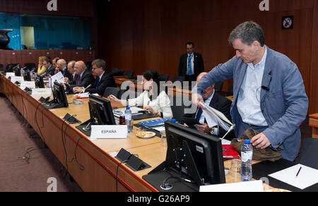 Brüssel, Belgien. 24. Mai 2016. Greek Finance Minister Euclid Tsakalotos (R) kommt für eine · Fraktionssitzung Minister der EU-Rat-HQ. Bildnachweis: Dpa picture Alliance/Alamy Live News Stockfoto