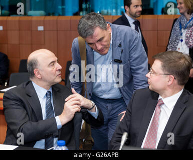 Brüssel, Belgien. 24. Mai 2016. Wirtschafts- und Finanzangelegenheiten, Steuern und Zoll Kommissar Pierre Moscovici (L) ist im Gespräch mit der Greek Finance Minister Euclid Tsakalotos (C) und der EU Euro & Social Dialogue Commissioner Valdis Dombrovskis (R) vor Beginn der eine · Fraktionssitzung Minister der EU-Rat-HQ. Bildnachweis: Dpa picture Alliance/Alamy Live News Stockfoto