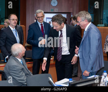 Brüssel, Belgien. 24. Mai 2016. Von links: Bundesfinanzminister Wolfgang Schaeuble mit der niederländische Minister für Finanzen, Präsident des Rates Jeroen Dijsselbloem und der luxemburgische Minister of Finance, Treasury & Budget Pierre Gramegna vor Beginn ein · spricht Fraktionssitzung Minister der EU-Rat-HQ. Bildnachweis: Dpa picture Alliance/Alamy Live News Stockfoto