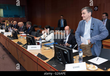 Brüssel, Belgien. 24. Mai 2016. Greek Finance Minister Euclid Tsakalotos (R) kommt für eine · Fraktionssitzung Minister der EU-Rat-HQ. Bildnachweis: Dpa picture Alliance/Alamy Live News Stockfoto