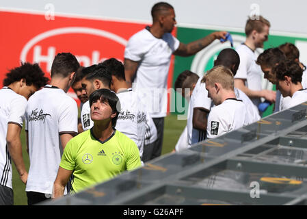 Ascona, Schweiz. 25. Mai 2016. Deutschlands Trainer Joachim Loew (Front L) sucht während einer Trainingseinheit am Lago Maggiore in Ascona, Schweiz, 25. Mai 2016. Deutschlands Fußball Mannschaft bereitet sich auf die kommende UEFA EURO 2016 in Frankreich in einem Trainingslager in Ascona in der Schweiz bis 03. Juni stattfinden. Bildnachweis: Dpa picture Alliance/Alamy Live News Stockfoto