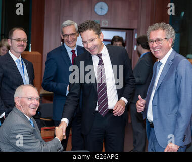 Brüssel, Belgien. 24. Mai 2016. Von links: Bundesfinanzminister Wolfgang Schaeuble mit der niederländische Minister für Finanzen, Präsident des Rates Jeroen Dijsselbloem und der luxemburgische Minister of Finance, Treasury & Budget Pierre Gramegna vor Beginn ein · spricht Fraktionssitzung Minister der EU-Rat-HQ. Bildnachweis: Dpa picture Alliance/Alamy Live News Stockfoto