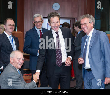 Brüssel, Belgien. 24. Mai 2016. Von links: Bundesfinanzminister Wolfgang Schaeuble mit der niederländische Minister für Finanzen, Präsident des Rates Jeroen Dijsselbloem und der luxemburgische Minister of Finance, Treasury & Budget Pierre Gramegna vor Beginn ein · spricht Fraktionssitzung Minister der EU-Rat-HQ. Bildnachweis: Dpa picture Alliance/Alamy Live News Stockfoto