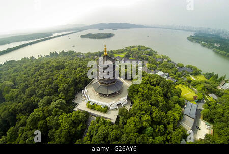 Hangzhou. 9. Juli 2014. Dieses Luftbild, aufgenommen am 9. Juli 2014 zeigt die Leifeng Pagode der Westsee in Hangzhou, Hauptstadt der ostchinesischen Provinz Zhejiang. China wird die Gruppe der zwanzig (G20) 2016-Gipfel in der östlichen Stadt Hangzhou, eine touristische Stadt bekannt für seine Westsee Aussichtspunkt am 4. und 5. September veranstalten. © Xu Yu/Xinhua/Alamy Live-Nachrichten Stockfoto