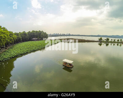 Hangzhou. 9. Juli 2014. Dieses Luftbild, aufgenommen am 9. Juli 2014 zeigt die gebrochene Brücke der Westsee in Hangzhou, Hauptstadt der ostchinesischen Provinz Zhejiang. China wird die Gruppe der zwanzig (G20) 2016-Gipfel in der östlichen Stadt Hangzhou, eine touristische Stadt bekannt für seine Westsee Aussichtspunkt am 4. und 5. September veranstalten. © Xu Yu/Xinhua/Alamy Live-Nachrichten Stockfoto