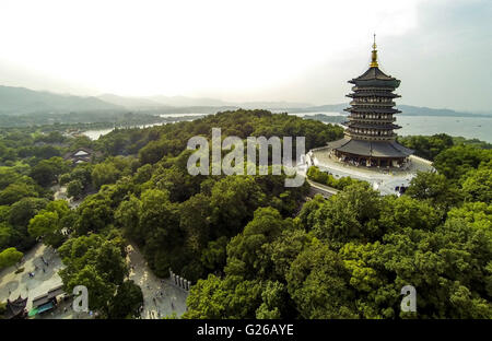 Hangzhou. 9. Juli 2014. Dieses Luftbild, aufgenommen am 9. Juli 2014 zeigt die Leifeng Pagode der Westsee in Hangzhou, Hauptstadt der ostchinesischen Provinz Zhejiang. China wird die Gruppe der zwanzig (G20) 2016-Gipfel in der östlichen Stadt Hangzhou, eine touristische Stadt bekannt für seine Westsee Aussichtspunkt am 4. und 5. September veranstalten. © Xu Yu/Xinhua/Alamy Live-Nachrichten Stockfoto