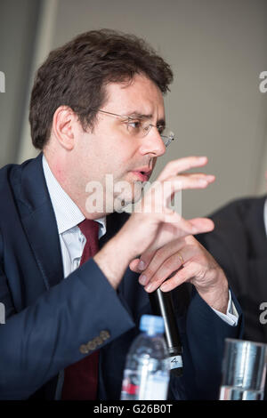 Hong Kong SAR, China. 25. Mai 2016. Matthias Fekl der Secretary Of State for Foreign Trade, die Förderung des Fremdenverkehrs und Französisch Übersee beherbergt eine Pressekonferenz in Hong Kong. Nach einem Spaziergang durch die Vinexpo im Hong Kong Convention and Exhibition Centre angesichts der französischen Politiker Fragen aus den chinesischen Medien. Herr Fekl war schnell, betonen die Anstrengungen zur chinesischen Tourismus begrüßen und persönliche Sicherheit für die Touristen zu erhöhen. Stockfoto