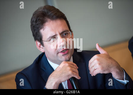 Hong Kong SAR, China. 25. Mai 2016. Matthias Fekl der Secretary Of State for Foreign Trade, die Förderung des Fremdenverkehrs und Französisch Übersee beherbergt eine Pressekonferenz in Hong Kong. Nach einem Spaziergang durch die Vinexpo im Hong Kong Convention and Exhibition Centre angesichts der französischen Politiker Fragen aus den chinesischen Medien. Herr Fekl war schnell, betonen die Anstrengungen zur chinesischen Tourismus begrüßen und persönliche Sicherheit für die Touristen zu erhöhen. Stockfoto