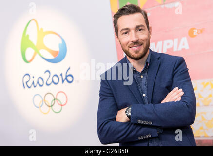 Hamburg, Deutschland. 24. Mai 2016. ZDF-TV-Moderator Sven Voss stellt bei einem Fototermin vor der Pressekonferenz von deutschen öffentlich-rechtlichen Sender ARD und ZDF auf ihre 2016 Olympischen Sommerspiele Berichterstattung in Hamburg, Deutschland, 24. Mai 2016. Die Olympischen Sommerspiele werden vom 05. bis 21. August 2016 in Rio De Janeiro, Brasilien, statt. Foto: LUKAS SCHULZE/Dpa/Alamy Live News Stockfoto