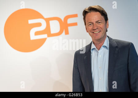 Hamburg, Deutschland. 24. Mai 2016. ZDF-TV-Moderator Rudi Cerne stellt bei einem Fototermin vor der Pressekonferenz von deutschen öffentlich-rechtlichen Sender ARD und ZDF auf ihre 2016 Olympischen Sommerspiele Berichterstattung in Hamburg, Deutschland, 24. Mai 2016. Die Olympischen Sommerspiele werden vom 05. bis 21. August 2016 in Rio De Janeiro, Brasilien, statt. Foto: LUKAS SCHULZE/Dpa/Alamy Live News Stockfoto