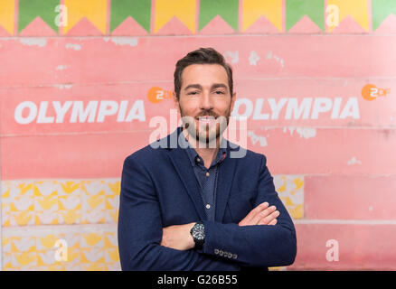 Hamburg, Deutschland. 24. Mai 2016. ZDF-TV-Moderator Sven Voss stellt bei einem Fototermin vor der Pressekonferenz von deutschen öffentlich-rechtlichen Sender ARD und ZDF auf ihre 2016 Olympischen Sommerspiele Berichterstattung in Hamburg, Deutschland, 24. Mai 2016. Die Olympischen Sommerspiele werden vom 05. bis 21. August 2016 in Rio De Janeiro, Brasilien, statt. Foto: LUKAS SCHULZE/Dpa/Alamy Live News Stockfoto