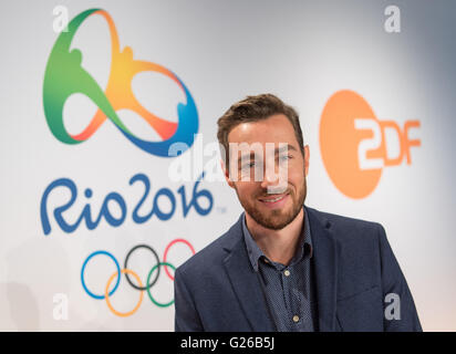 Hamburg, Deutschland. 24. Mai 2016. ZDF-TV-Moderator Sven Voss stellt bei einem Fototermin vor der Pressekonferenz von deutschen öffentlich-rechtlichen Sender ARD und ZDF auf ihre 2016 Olympischen Sommerspiele Berichterstattung in Hamburg, Deutschland, 24. Mai 2016. Die Olympischen Sommerspiele werden vom 05. bis 21. August 2016 in Rio De Janeiro, Brasilien, statt. Foto: LUKAS SCHULZE/Dpa/Alamy Live News Stockfoto