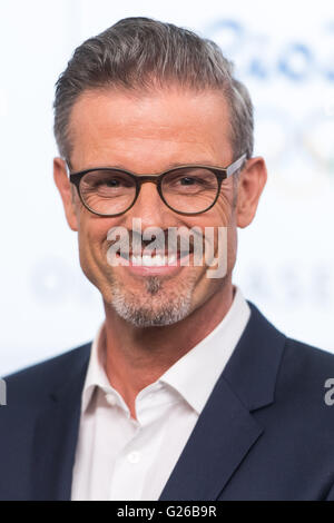 Hamburg, Deutschland. 24. Mai 2016. ARD TV-Moderator Michael Antwerpes stellt bei einem Fototermin vor der Pressekonferenz von deutschen öffentlich-rechtlichen Sender ARD und ZDF auf ihre 2016 Olympischen Sommerspiele Berichterstattung in Hamburg, Deutschland, 24. Mai 2016. Die Olympischen Sommerspiele werden vom 05. bis 21. August 2016 in Rio De Janeiro, Brasilien, statt. Foto: LUKAS SCHULZE/Dpa/Alamy Live News Stockfoto