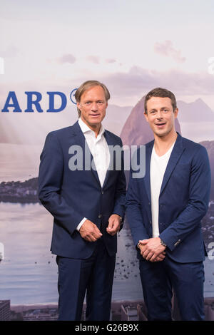 Hamburg, Deutschland. 24. Mai 2016. ARD TV-Moderatoren Gerhard Delling (L-R) und Alexander Bommes stellen bei einem Fototermin vor der Pressekonferenz von deutschen öffentlich-rechtlichen Sender ARD und ZDF auf ihre 2016 Olympischen Sommerspiele Berichterstattung in Hamburg, Deutschland, 24. Mai 2016. Die Olympischen Sommerspiele werden vom 05. bis 21. August 2016 in Rio De Janeiro, Brasilien, statt. Foto: LUKAS SCHULZE/Dpa/Alamy Live News Stockfoto