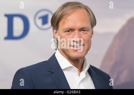 Hamburg, Deutschland. 24. Mai 2016. ARD TV-Moderator Gerhard Delling stellt bei einem Fototermin vor der Pressekonferenz von deutschen öffentlich-rechtlichen Sender ARD und ZDF auf ihre 2016 Olympischen Sommerspiele Berichterstattung in Hamburg, Deutschland, 24. Mai 2016. Die Olympischen Sommerspiele werden vom 05. bis 21. August 2016 in Rio De Janeiro, Brasilien, statt. Foto: LUKAS SCHULZE/Dpa/Alamy Live News Stockfoto