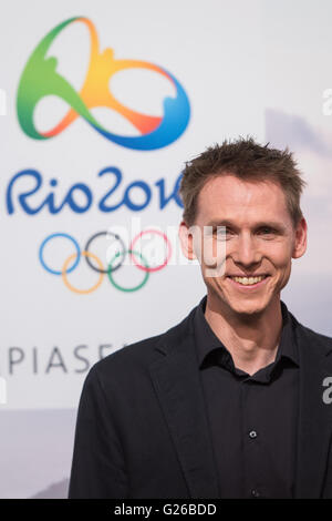 Hamburg, Deutschland. 24. Mai 2016. ARD-Experte Frank Busemann stellt bei einem Fototermin vor der Pressekonferenz von deutschen öffentlich-rechtlichen Sender ARD und ZDF auf ihre 2016 Olympischen Sommerspiele Berichterstattung in Hamburg, Deutschland, 24. Mai 2016. Die Olympischen Sommerspiele werden vom 05. bis 21. August 2016 in Rio De Janeiro, Brasilien, statt. Foto: LUKAS SCHULZE/Dpa/Alamy Live News Stockfoto