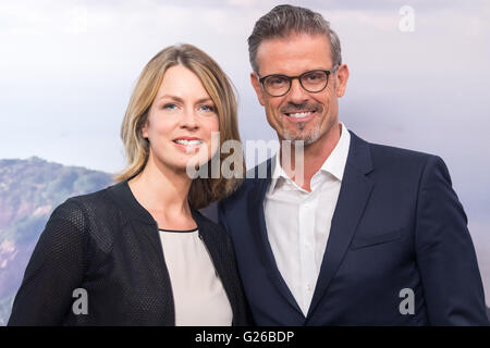 Hamburg, Deutschland. 24. Mai 2016. ARD TV-Moderatoren Jessy Wellmer (L-R) und Michael Antwerpes stellen bei einem Fototermin vor der Pressekonferenz von deutschen öffentlich-rechtlichen Sender ARD und ZDF auf ihre 2016 Olympischen Sommerspiele Berichterstattung in Hamburg, Deutschland, 24. Mai 2016. Die Olympischen Sommerspiele werden vom 05. bis 21. August 2016 in Rio De Janeiro, Brasilien, statt. Foto: LUKAS SCHULZE/Dpa/Alamy Live News Stockfoto