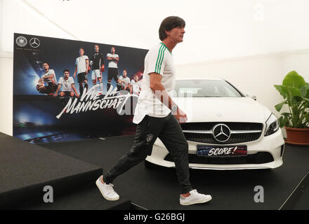 Ascona, Schweiz. 25. Mai 2016. Deutschlands Trainer Joachim Loew geht vorbei ein Werbeplakat und einen Mercedes A180 Auto, als er das Podium nach einer Pressekonferenz, bei der Team-Trainingslager am Lago Maggiore in Ascona, Schweiz, 25. Mai 2016 geht. Deutschlands Fußball-Nationalmannschaft bereitet sich auf die kommende UEFA EURO 2016 in Frankreich. Bildnachweis: Dpa picture Alliance/Alamy Live News Stockfoto