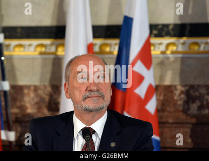 Liblice, Tschechische Republik. 25. Mai 2016. Polnische Verteidigungsminister Antoni Macierewicz besucht das Treffen der vier Visegrad (V4) Ländern Verteidigungsminister in Liblice, Tschechische Republik, 25. Mai 2016. Bildnachweis: Katerina Sulova/CTK Foto/Alamy Live-Nachrichten Stockfoto