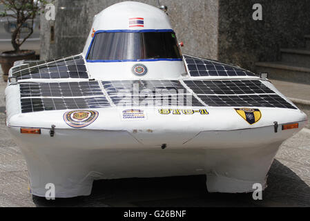 Thailand. 25. Mai 2016. Nach dem Beitritt auf der World Solar Challenge 2015-Rennen in Australien. Siam Technology College zeigen die ersten innovativen solare-Auto STC-1 in Thailand während der Pressekonferenz des Welt-Umwelttages. Bildnachweis: Vichan Poti/Pacific Press/Alamy Live-Nachrichten Stockfoto