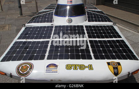 Thailand. 25. Mai 2016. Nach dem Beitritt auf der World Solar Challenge 2015-Rennen in Australien. Siam Technology College zeigen die ersten innovativen solare-Auto STC-1 in Thailand während der Pressekonferenz des Welt-Umwelttages. Bildnachweis: Vichan Poti/Pacific Press/Alamy Live-Nachrichten Stockfoto