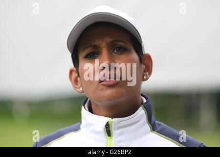 Virginia Water, Surrey, UK. 25. Mai 2016.    Prominente spielen in der pro-am-Veranstaltung vor der BMW/PGA Championship im umstrittenen Wentworth Golf Club hier: BBC Naga Munchetty Credit: Motofoto/Alamy Live News Stockfoto