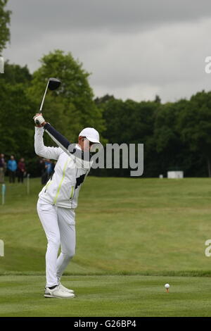 Virginia Water, Surrey, UK. 25. Mai 2016.    Prominente spielen in der pro-am-Veranstaltung vor der BMW/PGA Championship im umstrittenen Wentworth Golf Club hier: BBC Naga Munchetty Credit: Motofoto/Alamy Live News Stockfoto