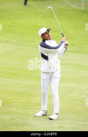 Virginia Water, Surrey, UK. 25. Mai 2016.    Prominente spielen in der pro-am-Veranstaltung vor der BMW/PGA Championship im umstrittenen Wentworth Golf Club hier: BBC Naga Munchetty Credit: Motofoto/Alamy Live News Stockfoto