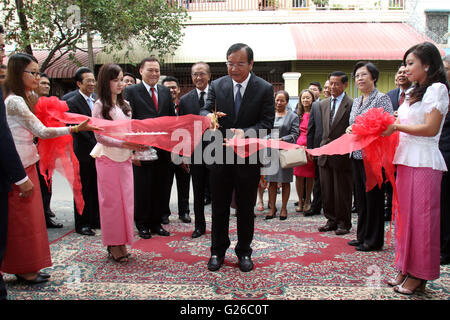 Phnom Penh. 25. Mai 2016. Kambodschanischen Außenminister Prak Sokhonn (vorne, C), zusammen mit ASEAN-Botschafter und der chinesische Botschafter in Kambodscha Bu Jianguo (vorne, 2. R), besuchen die Einweihungsfeier des Hauptquartiers von der ASEAN Regional Mine Action Center (ARMAC) in Phnom Penh, Kambodscha. ARMAC Hauptquartier, die voll mit chinesischer Hilfe renoviert wurden, wurden hier am Mittwoch eingeweiht. Bildnachweis: Sovannara/Xinhua/Alamy Live-Nachrichten Stockfoto