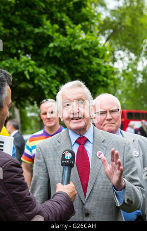 Westminster, London, UK. 25. Mai 2016. Am 25. Mai. Labour-Politiker Dennis Skinner auf der Kundgebung. GMB sowie Stahl-Industrie-Gewerkschaften, Stahlarbeiter und Tochtergesellschaften März in Westminster aus Protest über die Regierung Umgang mit der Krise in der britischen Eisen-und Stahlindustrie. Bildnachweis: Imageplotter und Sport/Alamy Live Nachrichten Stockfoto