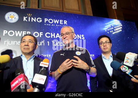 Bangkok, Thailand. 18. Mai 2016. Leicester City FC italienischen Trainer Claudio Ranieri, der Club-Besitzer Vichai Srivaddhanaprabha und seinem Sohn und Vize-Präsident Aiyawatt Srivaddhanaprabha spricht zu den Medien während einer Präsentation der englischen Premier League Trophy Hauptquartier der King Power Duty Free in Bangkok. Stockfoto